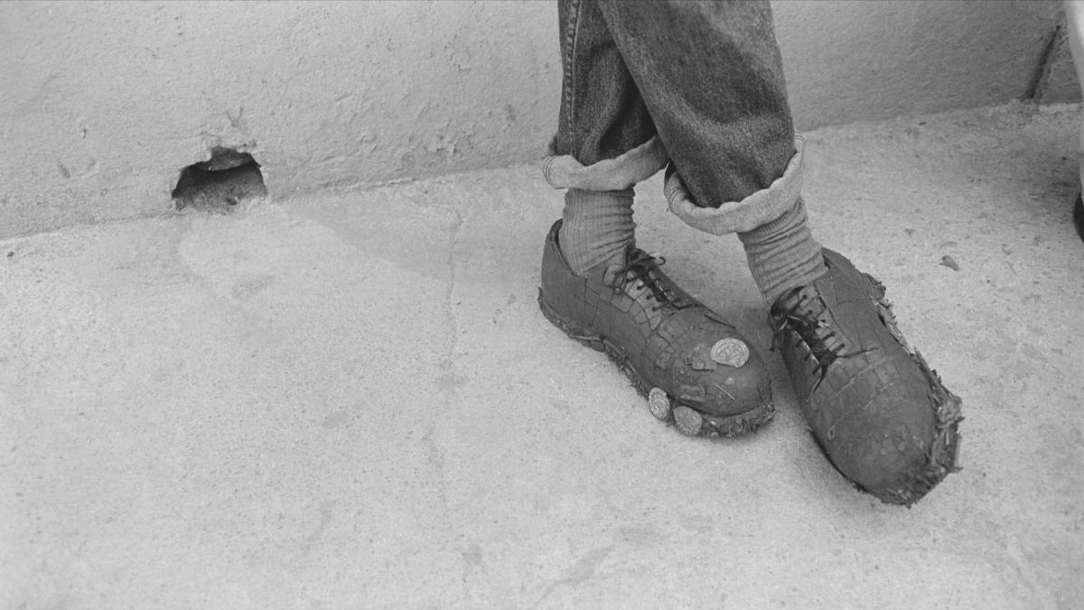 Magnetic Shoes (Francis Alÿs, 1994)
