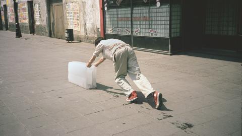 Paradox of Praxis 1 (Francis Alÿs, 1997)